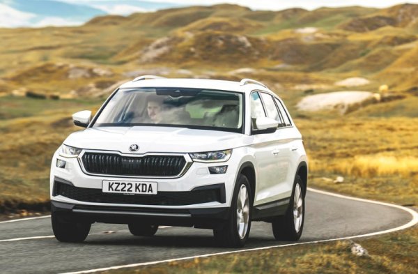 Skoda се пусна на пазара на седемместни SUV през 2016 г. с кола, която балансира между пълноразмерни и средни опции доста умело. Kodiaq има голяма кабина и щедър багажник за автомобил с неговата цена. Ввсички негови версии, с изключение на една, получават седем места като стандарт.
Единственото измерение, при което липсва малко пространство, е ширината на купето. И тъй като средната седалка на втория ред не може да се плъзне спрямо двете външни, е трудно да се монтират три детски седалки отстрани.
Освен това органът за тестване на сблъсък Euro NCAP потвърждава, че най-задния ред не е одобрен дори за предпазни седалки с колани (въпреки че Kodiaq не е единственият седемместен автомобил, за който се прилага това предупреждение). А достъпът до тях може да бъде малко ограничен зад наклонените столове на втория ред.
Гамата от двигатели на Kodiaq е доста широка, предлагайки богат избор както от страна на бензина, така и от дизела. Това е единствената от масовите марки, която предлага мощност под формата на vRS с 242 к.с., въпреки че не е толкова бърза, колкото си мислите. Всички Kodiaq са приятни и лесни за шофиране, макар и малко по-твърди в някои нива на оборудване.